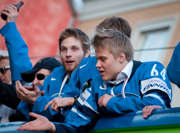 2011_IIHF_World_Championship_gold_medal_celebrations_in_Helsinki_–_Mikael_Granlund