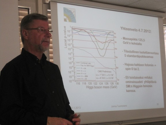 Jorma Tuominiemi esittämässä todisteita Higgsin hiukkasen olemassaololle.