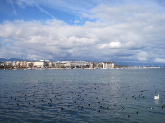 Geneve on kaunis kaupunki järven rannalla.