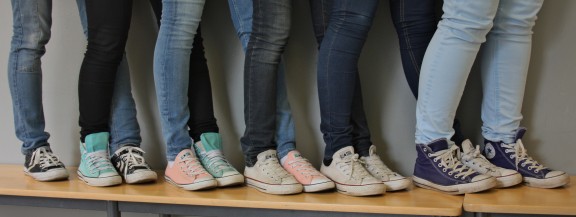 Oppilailta löytyi monen värisiä Converseja