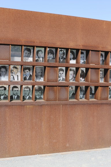 Berliinin muurin vuoksi kuolleiden kuvia