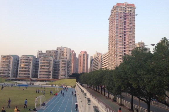Shenzhen Middle Schoolin alueeseen kuului koulurakennusten lisäksi yleisurheilukenttä. 