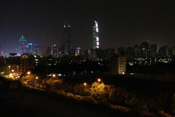 Yöllinen Shenzhen.