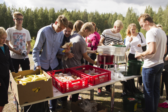 Välipalaksi tarjoiltiin banaaneja ja munkkeja. Kuva: Pete Pesonen