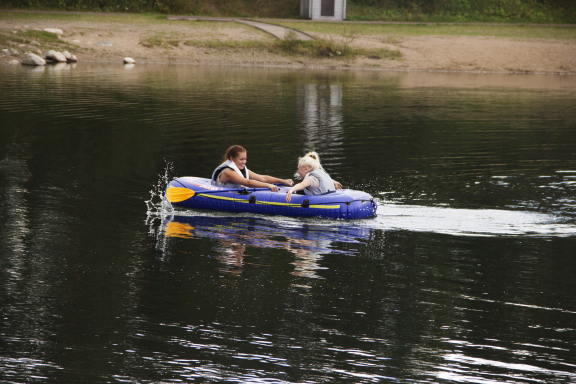 Naurulla eteenpäin