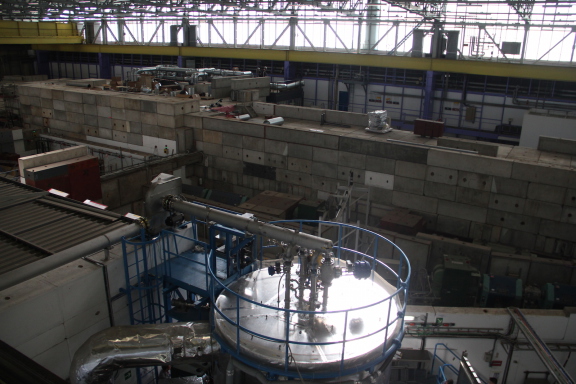 Massiiviset betonimuurit olivat tavallinen näky CERNin tutkimuskeskuksissa säteilyn vuoksi.