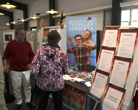 Onnelan infopisteessä jaettiin tietoa tapahtumasta.