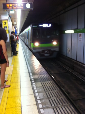Ensimmäistä metroa odotellessa. Metrot olivat aina aikataulussa ja osuivat tismalleen niille osoitetuille paikoille.